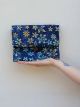 POCHETTE AGUNG BLU CON FIORI GIALLI