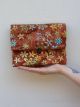 POCHETTE AGUNG CARAMELLO FIORI GIALLI